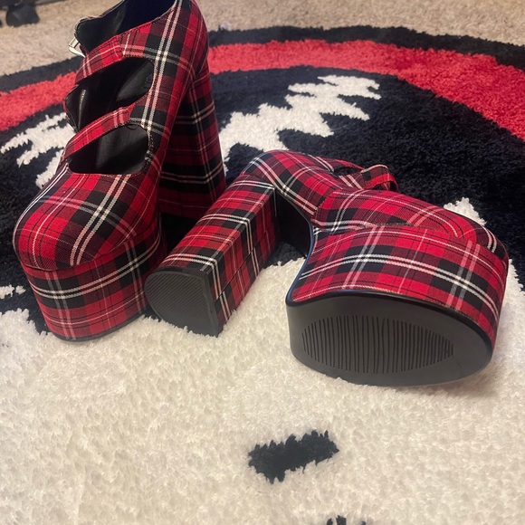 Dolls Kill current mood plaid platform shoes. NWOT. Never worn. Size 9 run small - Picture 7 of 7